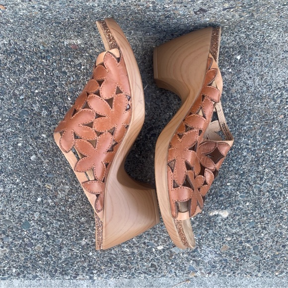 Dansko women 39 (8.5) mules leather Sandal 3” heel cutout flower design open toe - Picture 6 of 9